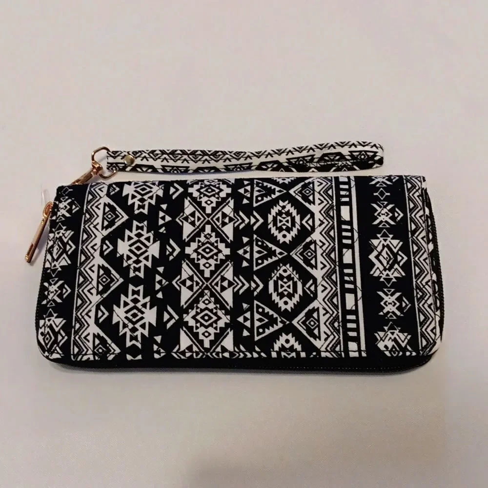 Quilted Wristlet‎ Black and White New